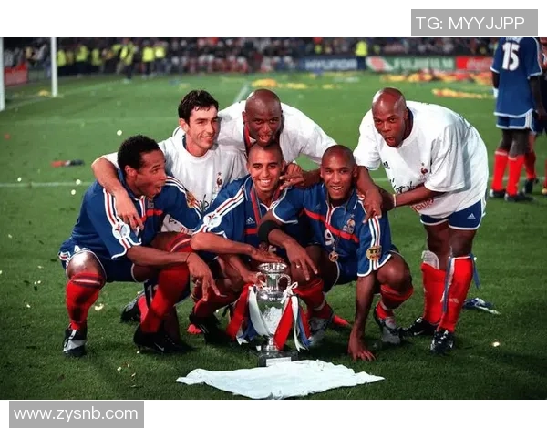 在星光下的吻别散步舞动与足球明星的浪漫邂逅